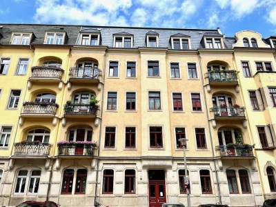 Top aufgestellt mit dieser Wohnung: 3 Zimmer, Aufzug, Balkon, Fernwärme, solides Denkmalobjekt!