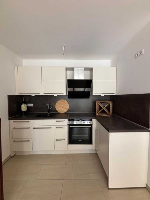 Stadtnah + Bezugsfrei: teilmöbliertes 1-Zimmer-Appartment mit Einbauküche und großer Terrasse!