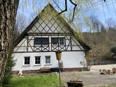 Fachwerkhaus mit Bachlauf am Badesee