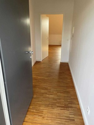 Exklusive Dachgeschoss Wohnung 2 Zimmer in Pfingstbergnähe