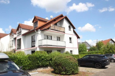 Attraktive 3-Zimmer-Wohnung mit Sonnenbalkon und 3 Stellplätzen in ruhiger Lage von Nieder-Rosbach