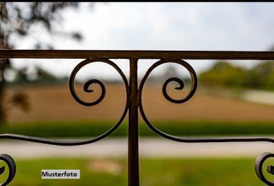 Wohnhaus mit 2 Garagen - provisionsfrei