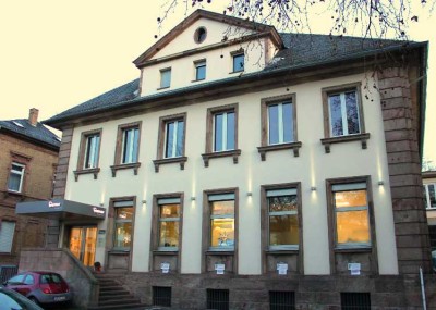 Gemütliche Dachgeschosswohnung (2 ZKB) in großzügigem Repräsentativbau – *provisionsfrei*!