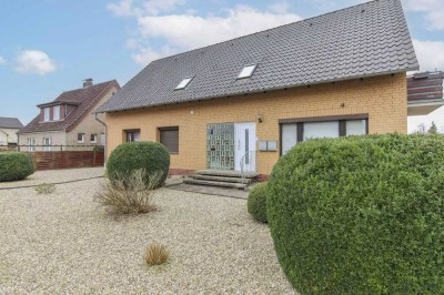 Zweifamilienhaus mit Garten, Freistellplatz und 2 Garagen