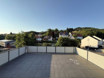 Großzügige 4-Zimmer-Wohnung mit großer Terrasse, Einbauküche, Garage & Stellplatz – Separater Zugang