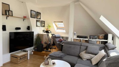 Charmante Dachgeschosswohnung mit großzügiger Essküche und Fensterbad.