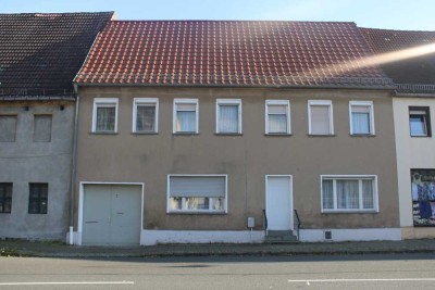 Sanierungsbedürftiges Stadtmittelreihenhaus in Dommitzsch mit Platz für 2 Generationen