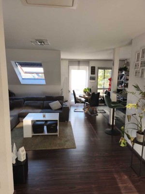 Exklusive, gepflegte 2-Zimmer-DG-Wohnung mit Balkon und EBK in Neu-Ulm