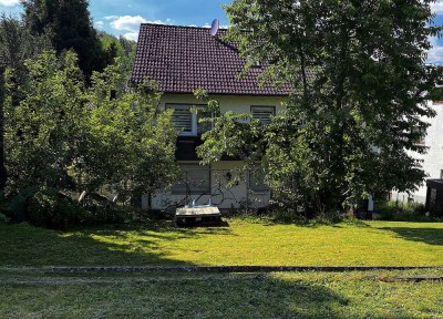 Stadtnah und doch im Grünen – Mehrfamilienhaus mit viel Potential