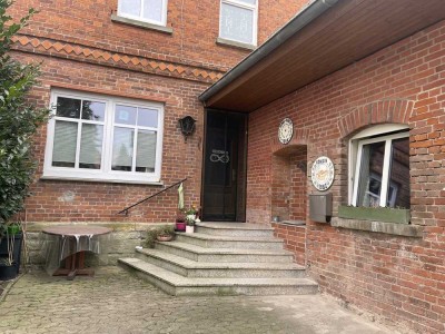 Schöne 7 Zimmer-Wohnung im Herrenhaus in Emmerthal OT Amelgatzen