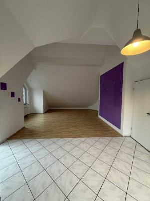 Freundliche und gepflegte 1-Zimmer-DG-Wohnung mit Balkon in Much