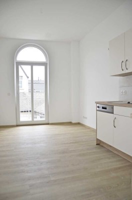 (WHG 09) Helle 1,5-Zimmer-Wohnung mit hochwertiger Einbauküche und Balkon (Personenaufzug)