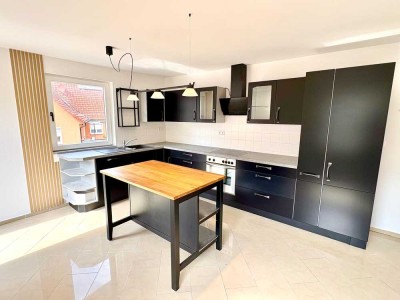 Frisch renovierte Wohnung mit viel Platz und Charme inkl. Garage, Dachterrasse, Kamin, EBK