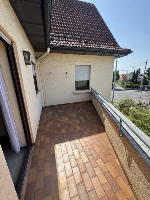 � Helle 4-Zimmer-Wohnung mit Balkon – Top Lage direkt an der Haltestelle & Einkaufsmöglichkeiten