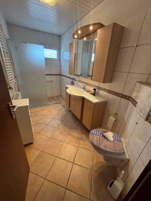 Einfamilienhaus mit Einbauküche, Terrasse, gr. Garten sowie 2 Garagen in 75365 Calw, Teilort Altburg