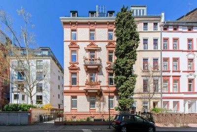 SKYLINE & großer Balkon - Exklusive Penthouse Altbauwohnung im Nordend - mit Garage