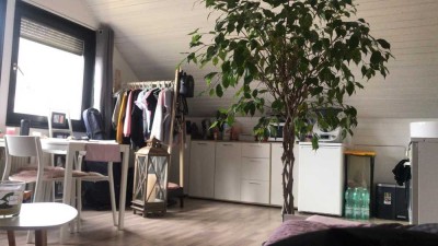 Gemütliche DG-Wohnung in kleinem 3 Parteien Haus inkl. EBK, mod. Bad und Waschküche
