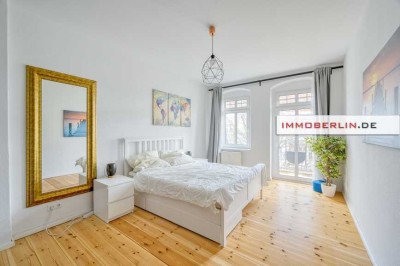 IMMOBERLIN.DE - Nahe Simon-Dach-Kiez! Liebenswürdige Altbauwohnung mit Balkon