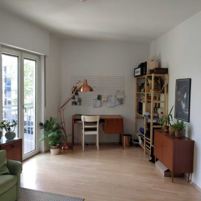 Sehenswerte, sanierte Altbauwohnung mit Balkon (Süden) im 3.OG!