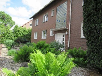Helle Obergeschosswohnung mit großzügigem Balkon u. Garage, zentrumsnah