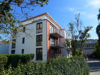 Stadtmitte-Helle, gepflegte 2ZKB im 2.OG mit Südbalkon, Parkett und Fahrstuhl in ruhiger Sackgasse