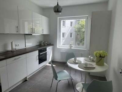 Ottensen! 2.Zi. - großer Balkon- neu saniert--hohe Decken-Einbauküche- Energiewert B -Provisionsfrei