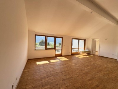 3-Zimmer-Dachgeschoßwohnung mit Panoramablick - Kellerabteil und Tiefgarage inklusive