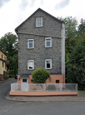 Einfamilienhaus aus Lehmwänden mit schöner Aussicht auf dem Dorf.