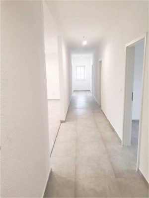 Sanierte 4 Zimmerwohnung in verkehrsgünstiger Lage mit Garage