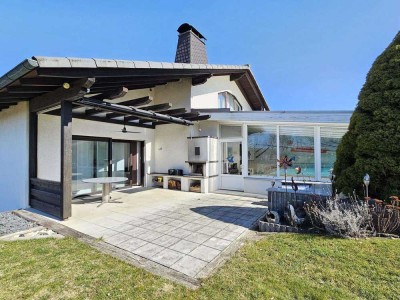 Ambitioniertes Wohnen mit Indoor-Pool und 3 Garagen!