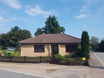 Freihstehender Bungalow mit Garten und Garage