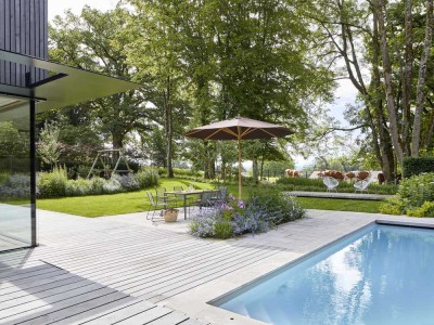 Purismus & Chalet-Ambiente in Seenähe: Architekten-Villa mit stilvollem Wohlfühl-Flair und Pool