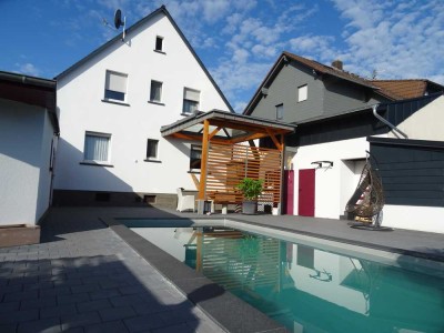 Ihr neues Traumhaus:  Komplett saniert, mit Pool und Gartenparadies