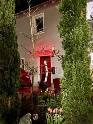 Exklusiv, jung, Top-Energiestandard: Neuwertige 8-Zimmer-Doppelhaushälfte in München Allach