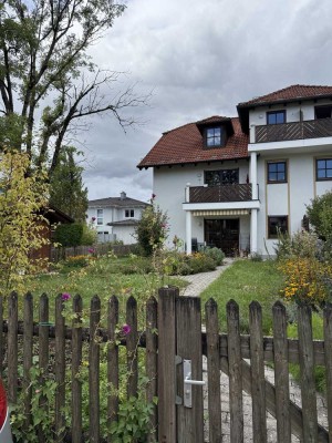 2-Zimmer-DG-Wohnung mit Balkon und EBK in Eichenau (befristet 12/15 Monate)