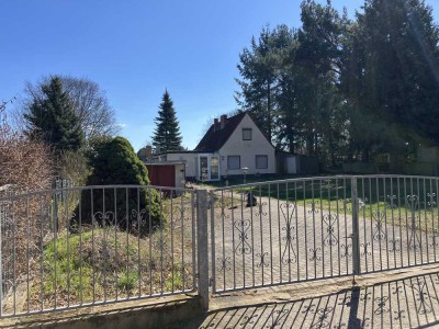 Großes Baugrundstück mit kleinem Einfamilienhaus