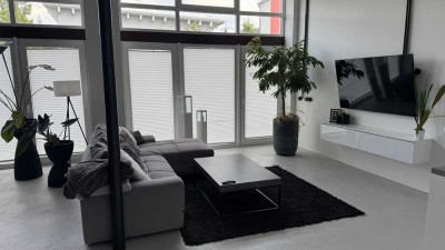 Traumhafte Loft-Wohnung mit luxuriöser Innenausstattung mit EBK sowie Garten und Balkon in Köln Eil