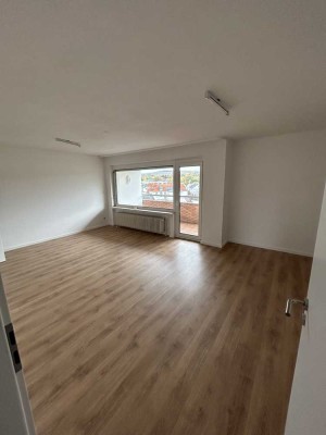 Erstbezug nach Sanierung: ansprechende 4-Zimmer-Wohnung mit EBK und Balkon in Taunusstein