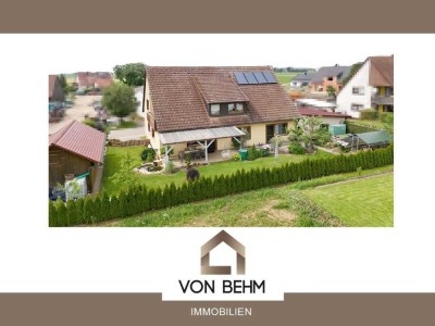 von Behm Immobilien -  Gepflegtes Zweifamilienhaus mit außergewöhnlichem Gartenidyll