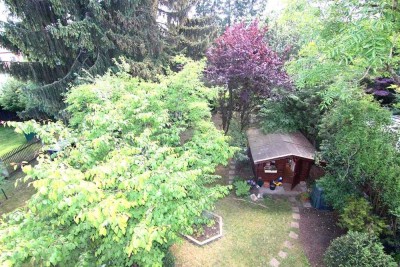 Lerchenau/Sonnige, großzügig geschnittene Dachgeschosswohnung mit Balkon u. Gartenblick in Parknähe.