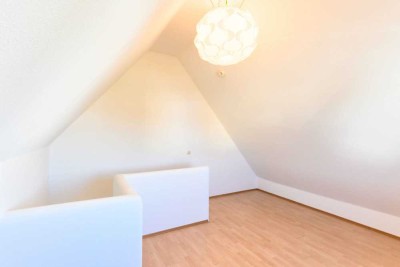 Wohnung über zwei Etagen! Maisonett mit Balkon**! 2ZKB Energetisch saniertes Haus!