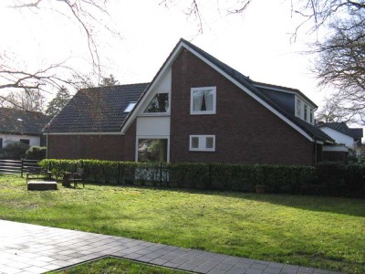 Oberneuland / großzügige und schöne 4-Zimmerwohnung in einem Zweifamilienhaus mit eigenem Garten