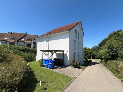 Gepflegte 3-Zi.-Wohnung mit EBK, Garage und großem überdachtem Balkon