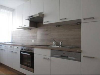 Geräumige 4-Zimmer Wohnung mit Einbauküche in Schwechat