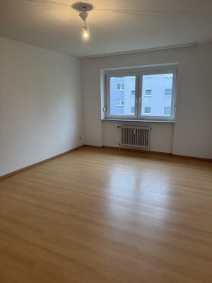 Großzügiges Wohnglück: Helle 4-Zimmer-Wohnung mit Balkon in ruhiger Lage