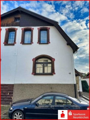 Sanierungsbedürftige Doppelhaushälfte 
mit schönem Grundstück