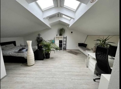 Moderne möblierte sonnige Maisonettewohnung  mit Balkon und TG