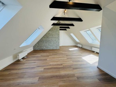 M'GLADBACH - RHEYDT
SANIERTE MAISONETTE-DACHGESCHOSSWOHNUNG INKL. KÜCHE & BALKON!