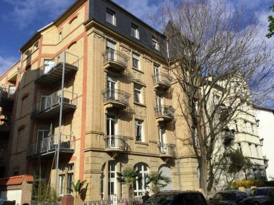 Traum-Altbauwohnung mit großem Balkon