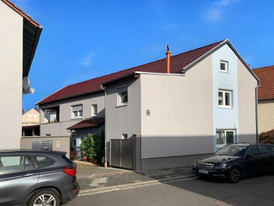 Neuwertiges Zweifamilienhaus in ruhiger Lage mit großem Garten